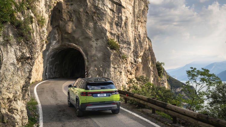 Jeep Compass électrique MY26 en conduite sur route avec consommation WLTP de 17,5 à 18,6 kWh/100 km