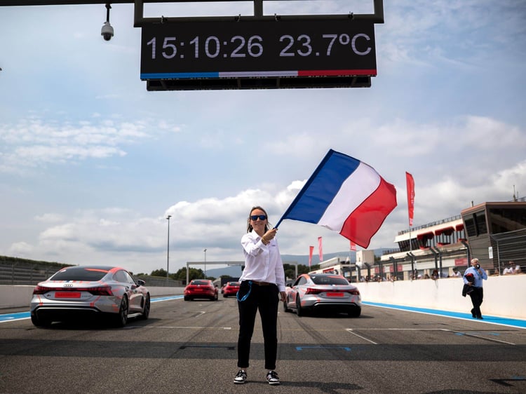 Audi e-tron edurance experience 2025 : le drapeau français donne le départ de la course.