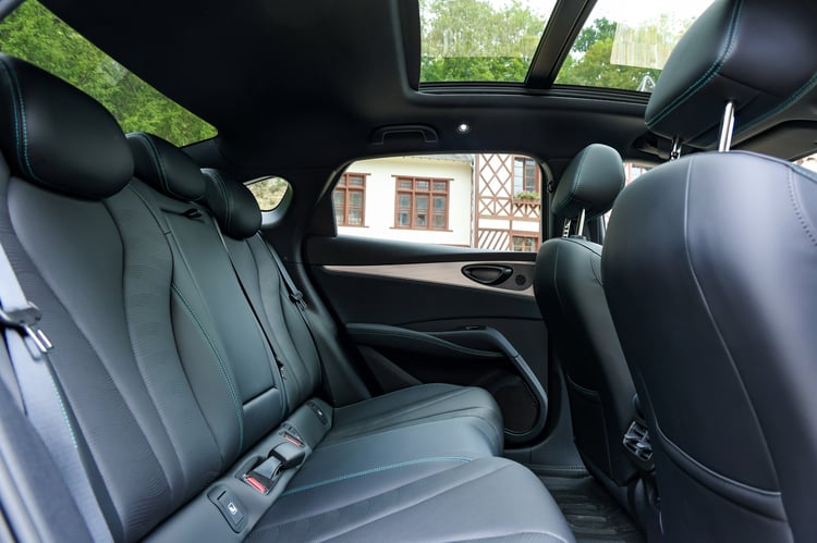 À bord de la berline hybride rechargeable