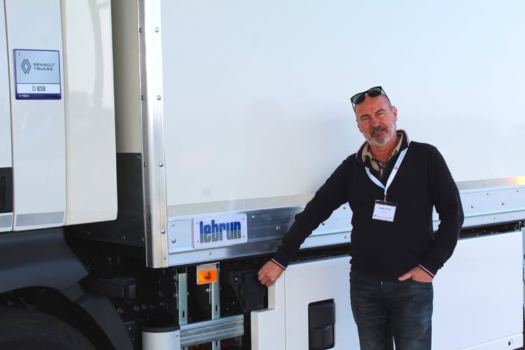 Yann Lotodé présentant un camion électrique Renault D16 E-Tech