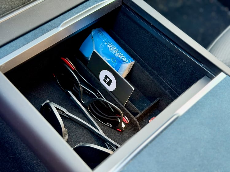 Organisateur d’accoudoir floqué pour Tesla Model Y avec lunettes et accessoires