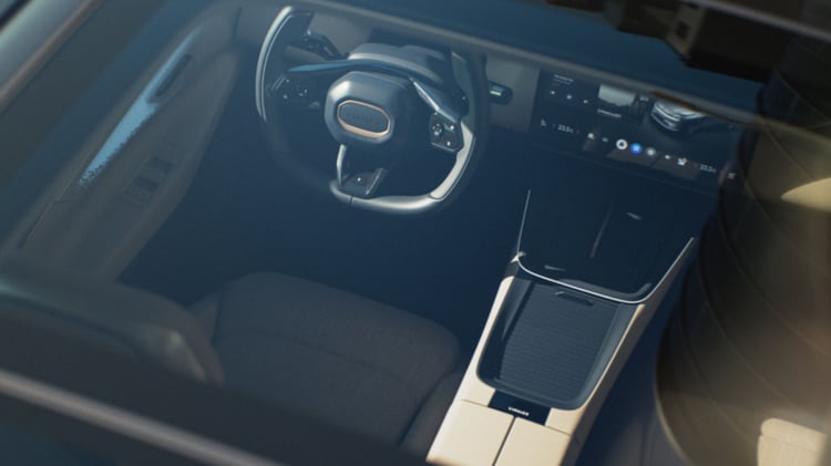 Poste de conduite du Lynk & Co 08 avec écrans numériques