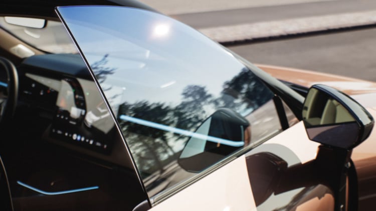 Détail du montant et du rétroviseur du Lynk & Co 08