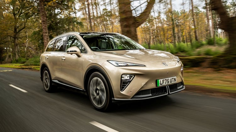 Vue de face du MG S6 EV en roulage