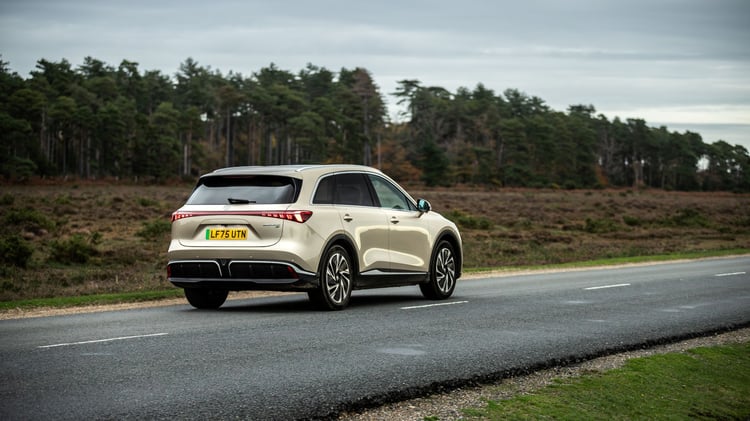 Vue arrière trois quarts du MG S6 EV