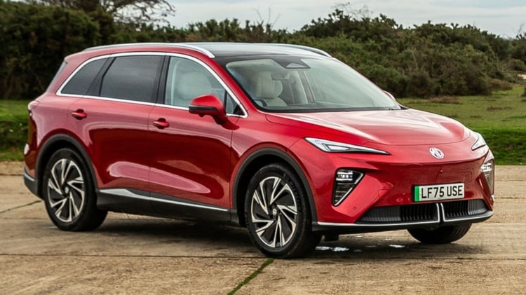 MG S6 EV rouge vu de trois quarts avant