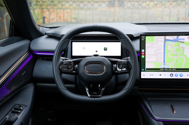 À bord du Lynk & Co 08