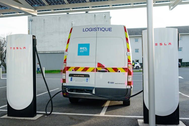 En recharge chez Tesla, l'unité mobile d'alimentation du pneumobile