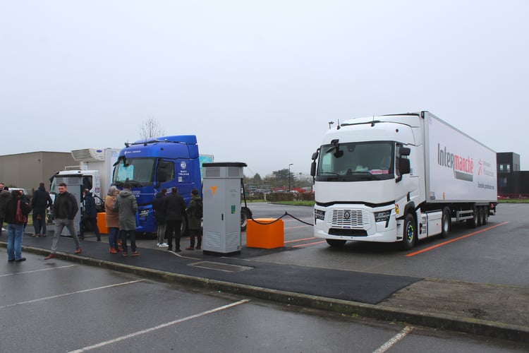 Camions électriques en recharge à la station Yaway PL d'Etrelles