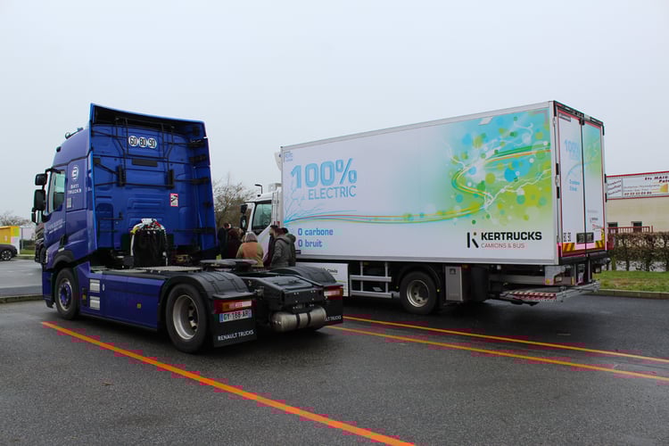 Camions électriques en recharge à la station Yaway PL d'Etrelles