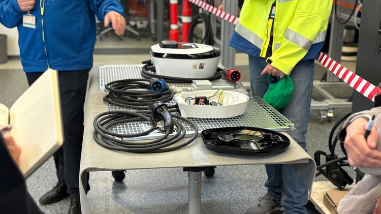 Borne de recharge AC démontée dans les ateliers du centre de R&D EDF Les Renardières à Moret-sur-Loing