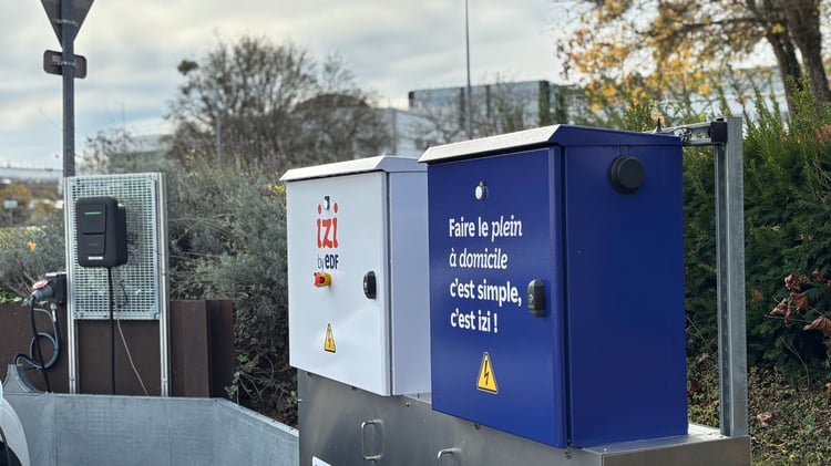 Tableaux électriques et équipements de recharge installés sur le parking du centre de recherche et développement EDF