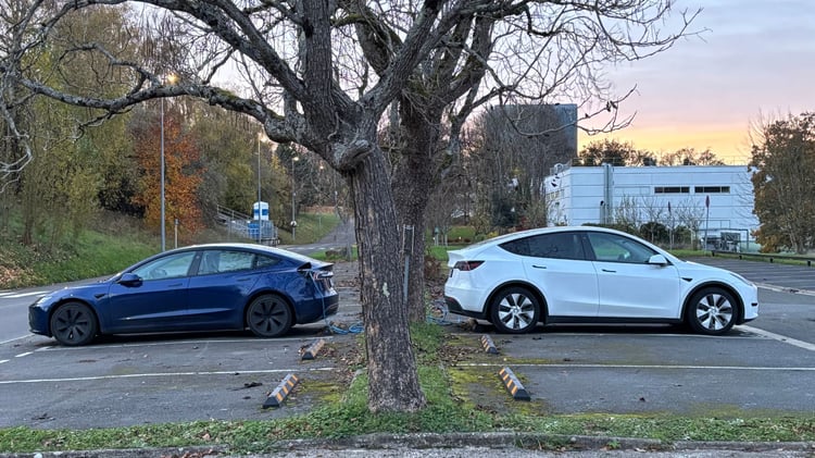 Deux Tesla en recharge sur le parking du centre de recherche et développement EDF Les Renardières