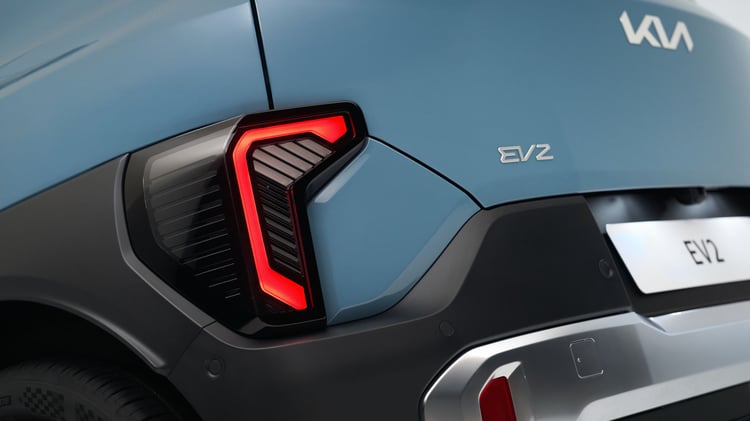 Feu arrière de la Kia EV2 avec badge EV2 et signature lumineuse.