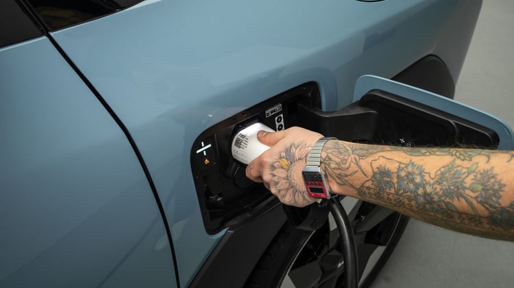 Recharge de la Kia EV2 : branchement sur la prise Combo CCS derrière la trappe avant droite.