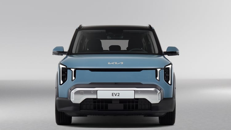 Kia EV2 vue de face, SUV électrique compact bleu.