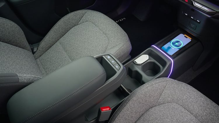 Console centrale Kia EV2 avec charge sans fil et porte-gobelets.