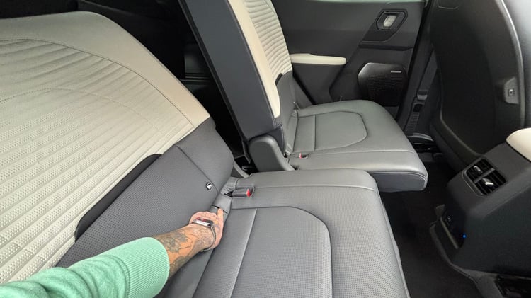 Kia EV2 version 4 places : banquette arrière 50/50 coulissante, vue de l’habitacle.