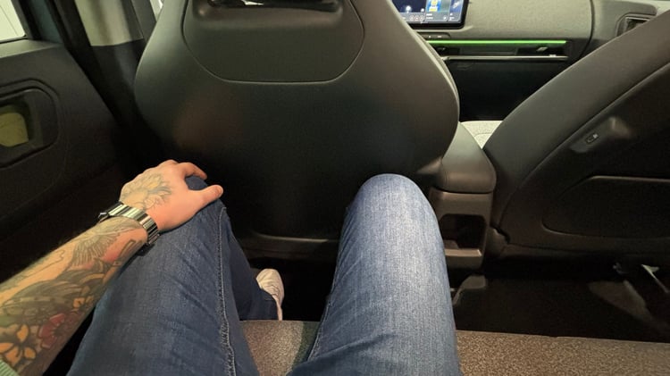 Vue depuis l’arrière de la Kia EV2 montrant l’espace aux jambes derrière les sièges avant.