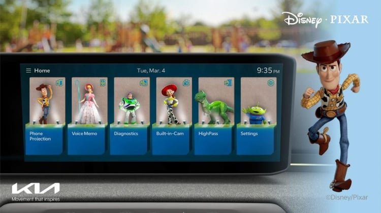Interface Kia affichant des personnages Disney-Pixar, dont Woody (Toy Story).