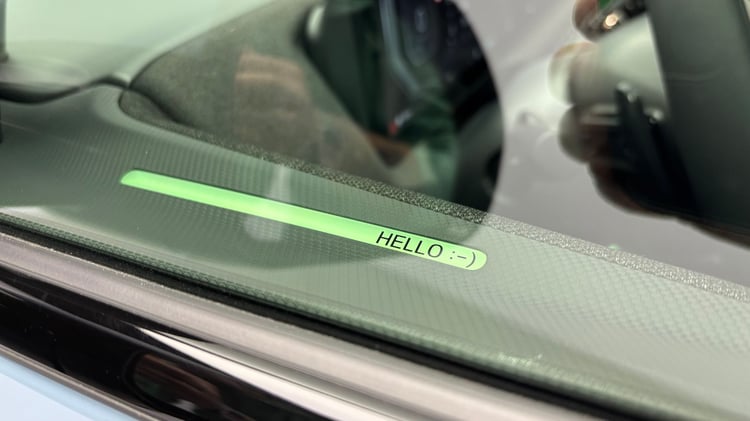 Détail sur la portière de la Kia EV2 avec éclairage “HELLO :-)”.
