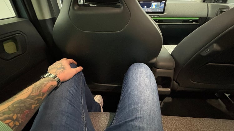 Espace aux jambes à l’arrière de la Kia EV2, vu depuis la banquette.