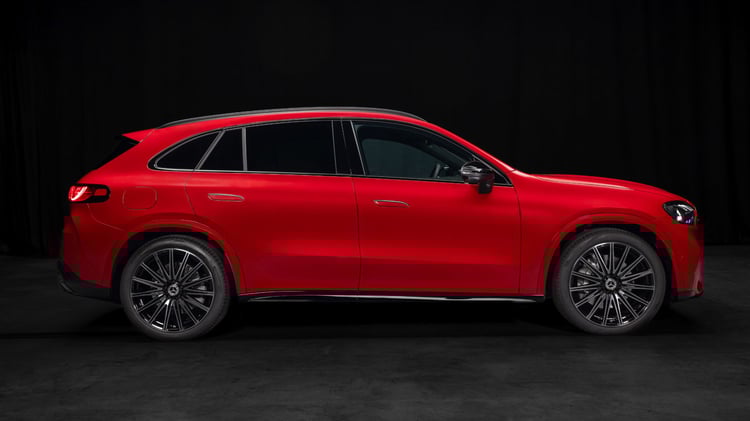 Vue de profil du Mercedes GLC électrique en finition rouge, présenté en studio