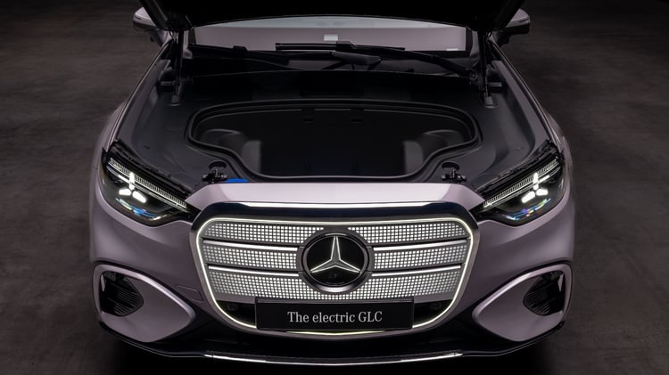 Coffre avant du Mercedes GLC électrique avec capot ouvert et calandre spécifique