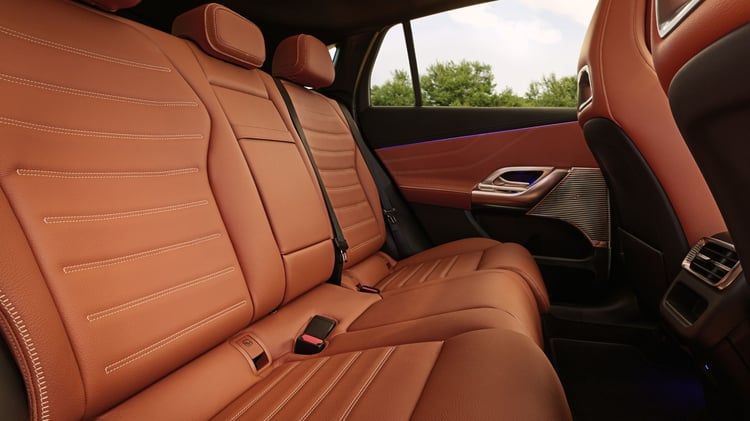 Banquette arrière du Mercedes GLC électrique avec sellerie cuir marron et espace pour 3 passagers