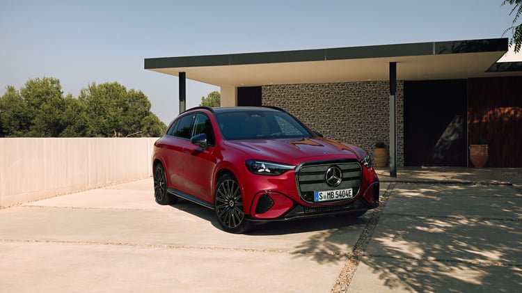 Mercedes GLC électrique stationné devant une maison moderne