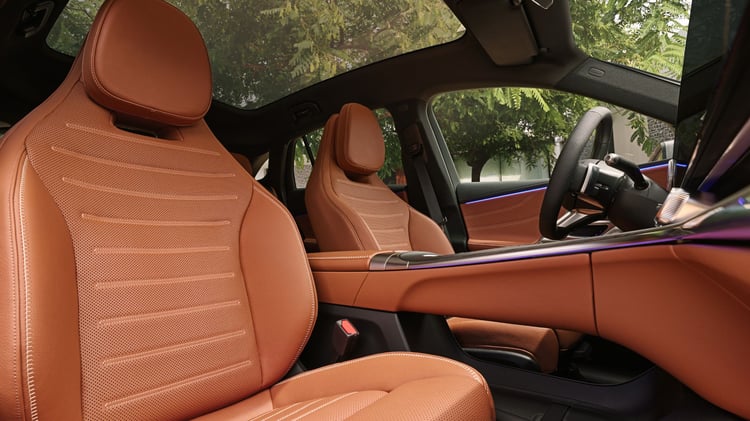 Poste de conduite du Mercedes GLC électrique avec sièges avant en cuir, écran central tactile et toit panoramique