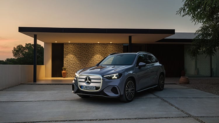 Vue avant du Mercedes GLC électrique 400 4MATIC stationné devant une maison contemporaine
