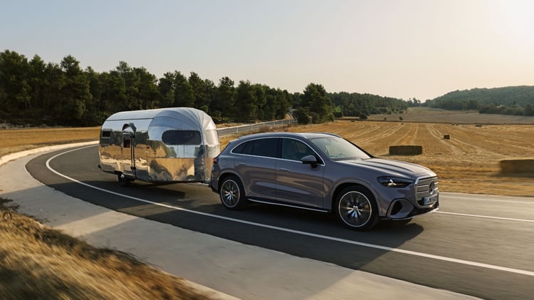 Mercedes GLC électrique 400 4MATIC tractant une caravane sur route