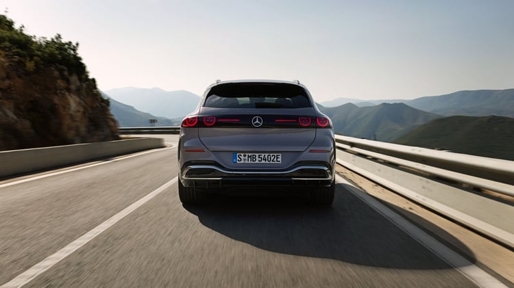 Vue arrière du Mercedes GLC électrique 400 4MATIC en circulation sur route de montagne