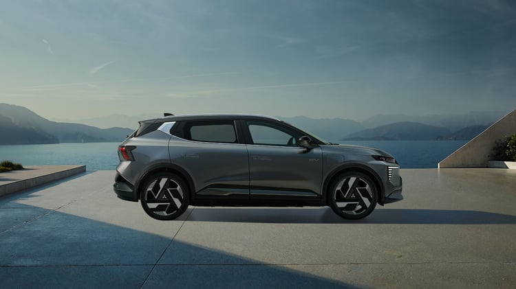 Profil du Mitsubishi Eclipse Cross électrique avec garde au sol de 145 mm