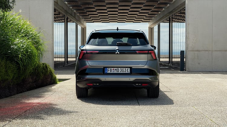 Vue arrière du Mitsubishi Eclipse Cross électrique avec signature lumineuse LED