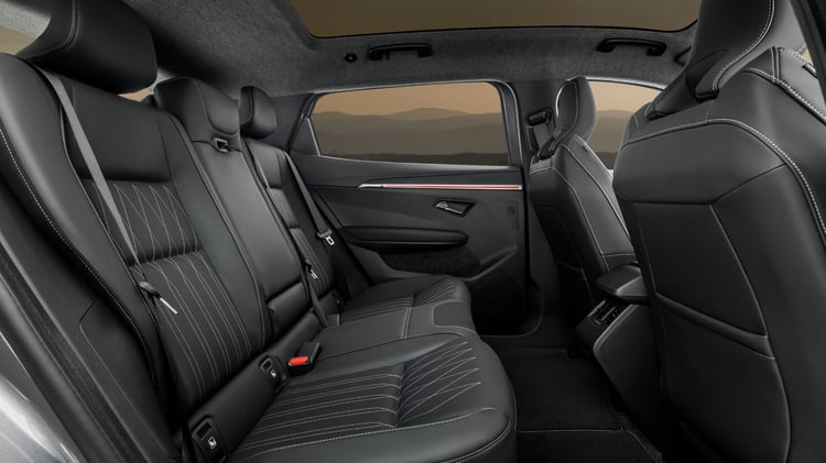 Banquette arrière du Mitsubishi Eclipse Cross électrique avec configuration cinq places et sellerie noire
