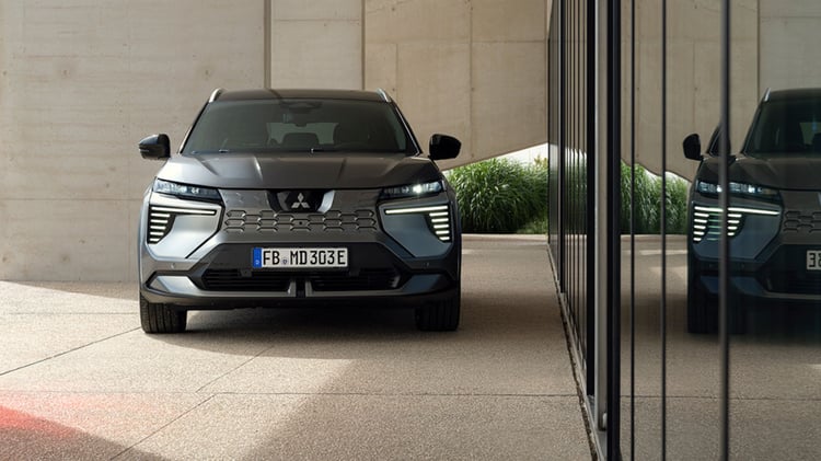 Face avant du Mitsubishi Eclipse Cross électrique avec projecteurs LED allumés