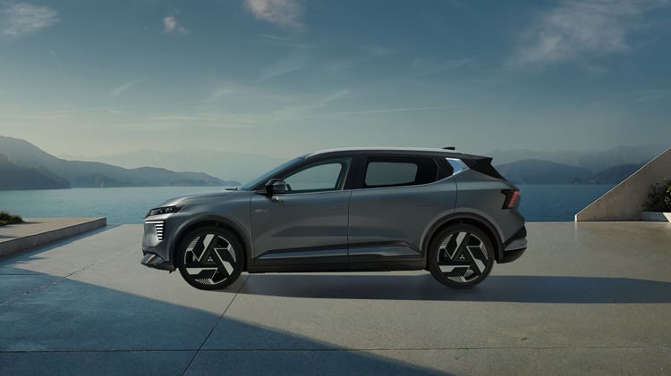 Profil latéral du Mitsubishi Eclipse Cross électrique mettant en évidence son empattement de 2 784 mm