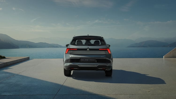 Signature lumineuse arrière du Mitsubishi Eclipse Cross électrique avec feux LED horizontaux