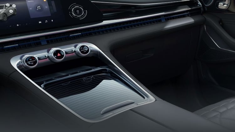 Console centrale de l’Omoda 9 SHS-P avec commandes de climatisation et écran multimédia