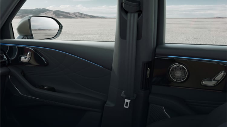 Panneaux de portes arrière de l’Omoda 9 SHS-P avec éclairage d’ambiance et haut-parleur intégré
