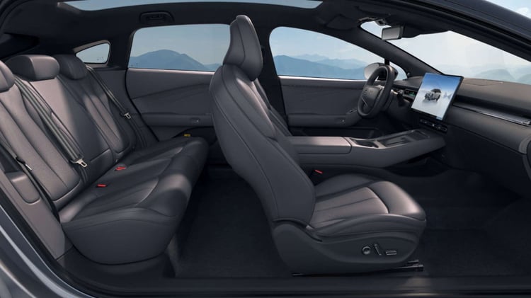 Vue de l’habitacle de la berline électrique XPeng P7+ avec banquette arrière, sièges avant et grand écran central