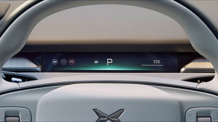 Combiné d’instrumentation de la XPeng P7+ derrière le volant, avec indication d’autonomie 530 km