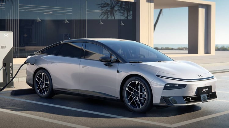 XPeng P7+ en recharge sur une borne électrique, vue trois-quarts avant