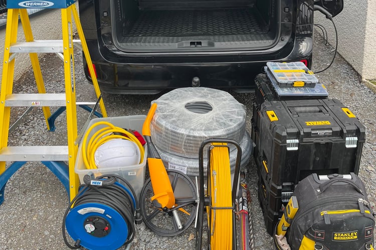 Le matériel qui entre dans le coffre du Volkswagen ID. Buzz de Cédric