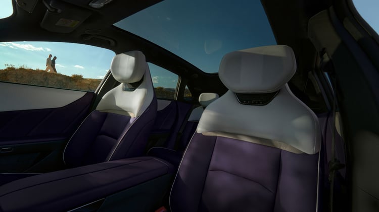 Sièges avant du Mazda CX-6e avec toit panoramique vitré