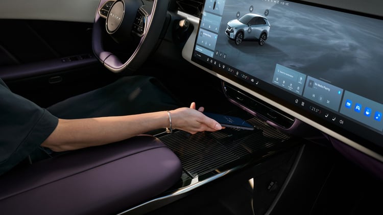 Poste de conduite du Mazda CX-6e avec écran central panoramique