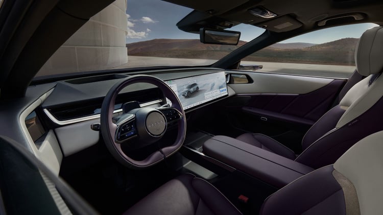 Poste de conduite du Mazda CX-6e avec écran panoramique et volant multifonctions