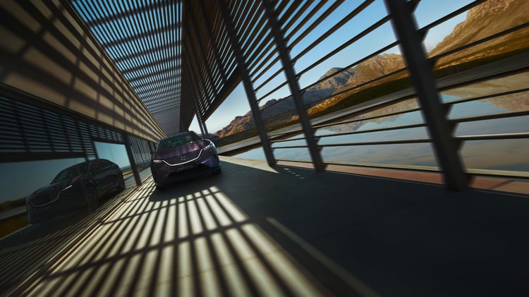 Mazda CX-6e électrique vu de face en circulation